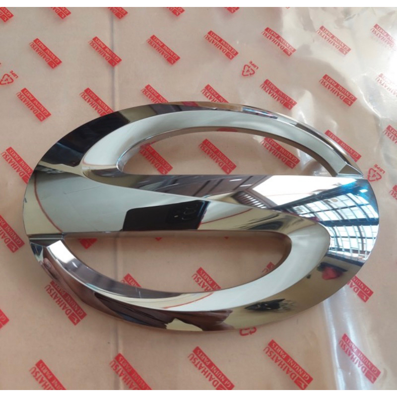 Emblem Logo Depan Sigra Original