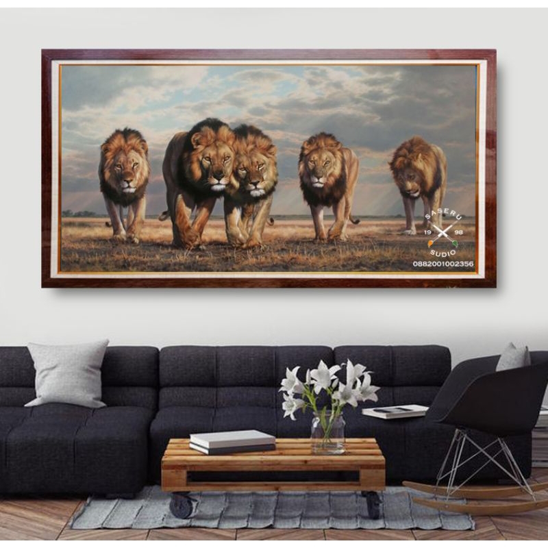 Lukisan kanvas singa 5 ekor di afrika sedang berjalan + frame siap pajang