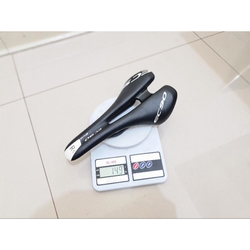 SADEL SEPEDA CARBON SADDLE SEPEDA CARBON MERK EC90 R5 SADEL ROADBIKE BALAP ROAD BIKE EC 90 R 5