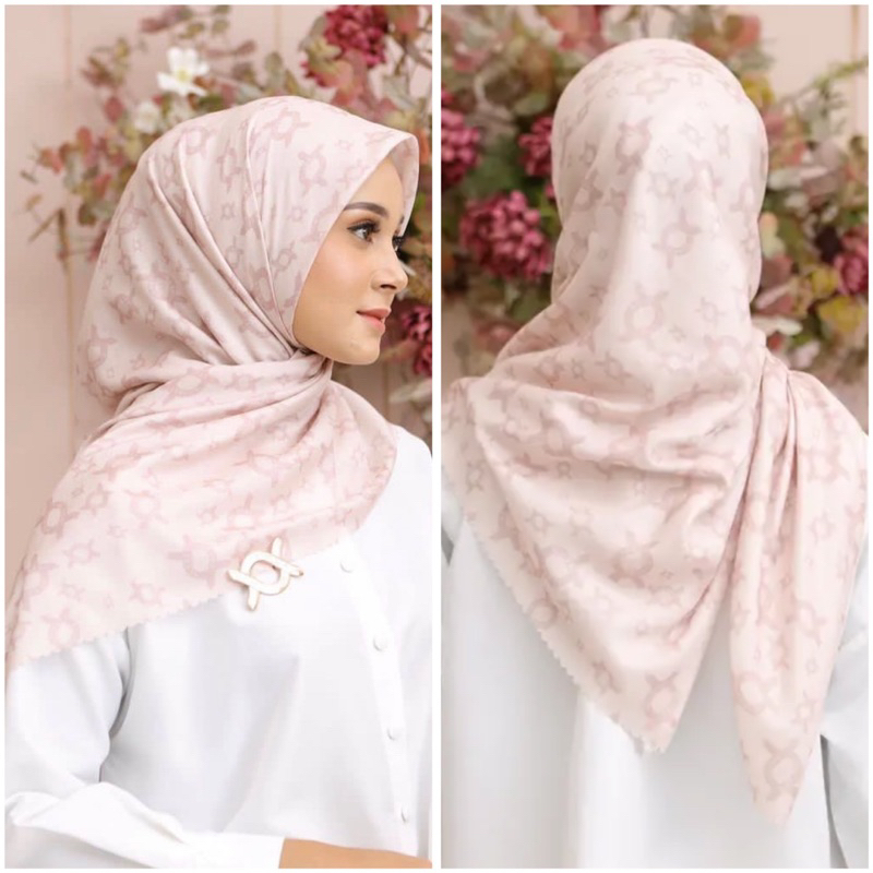 Liberty Scarf WK Wearing Klamby