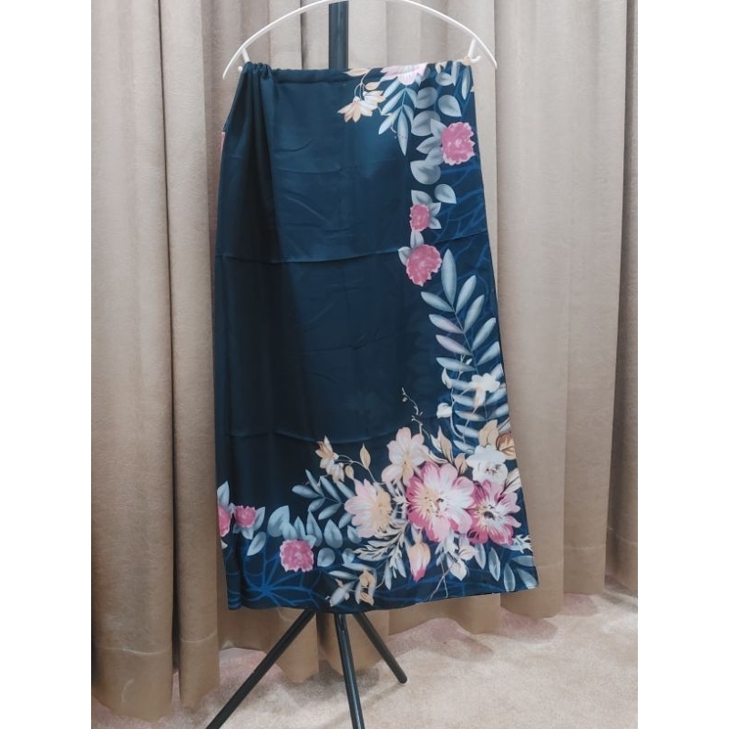 Hijab Segi Empat Navy Motif Bunga