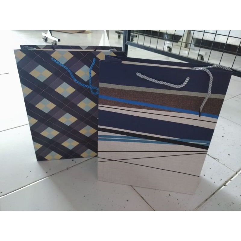 

Tas kertas/ paperbag motif kotak+kotak