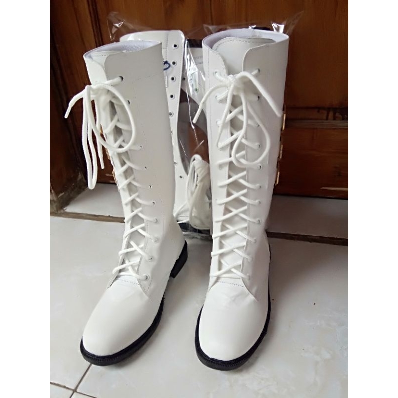 Sepatu mayoret putih