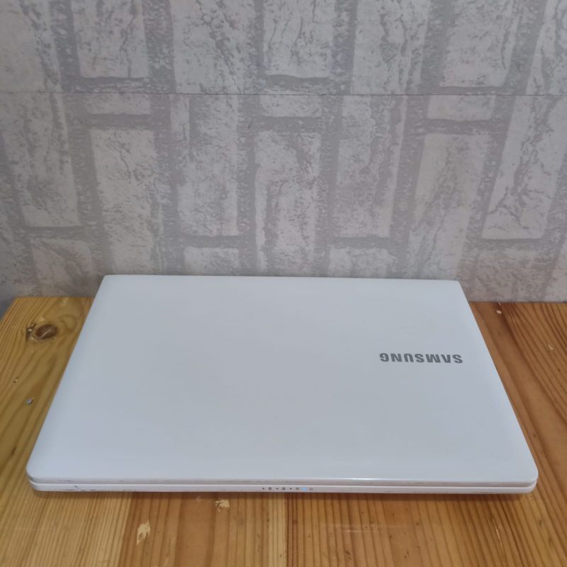 Laptop Samsung 275E4E/275E5E Amd Radeon E1-1500 Vga Amd Radeon HD 7310 Layar 14inch