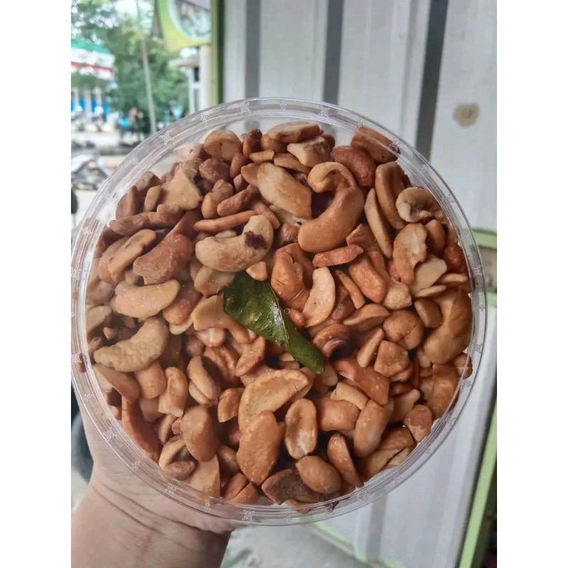 

Kacang Mede Kacang Mete matang Kacang mede patahan siap makan