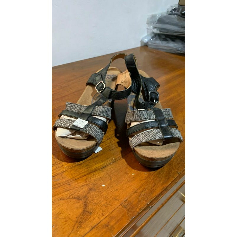 wedges hitam wanda panda