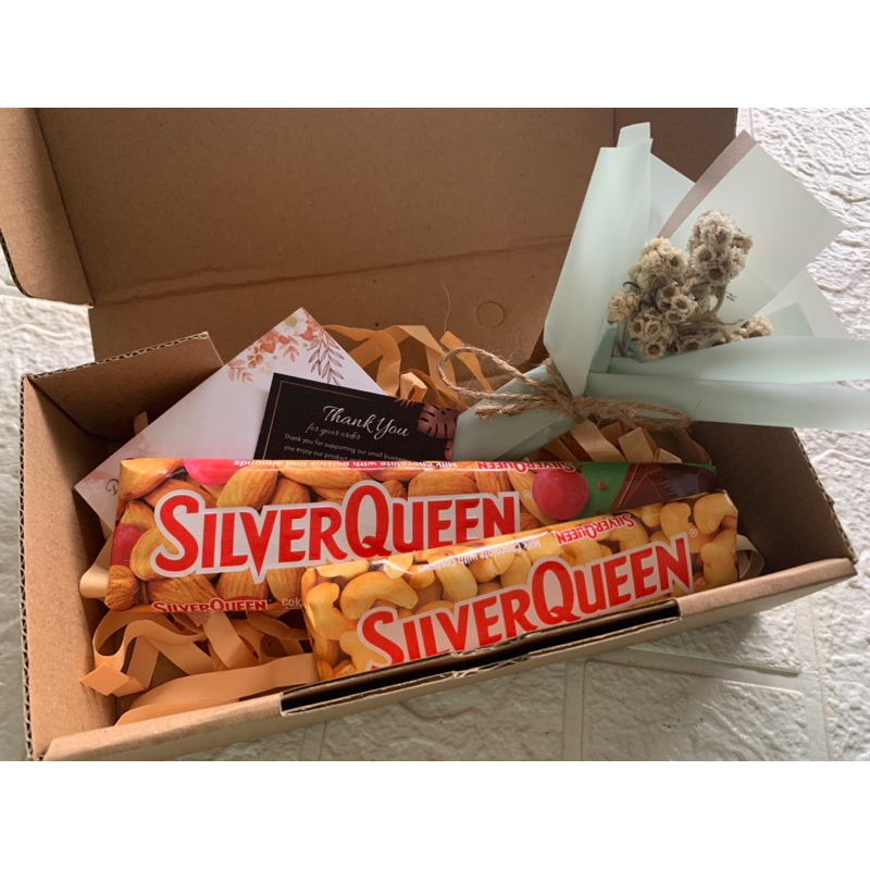 Hampers Silverqueen dengan bunga edelweiiss mini | HANDBUKET_ASTAMBUL