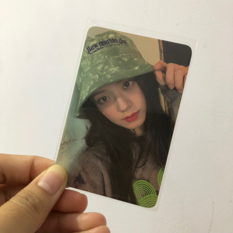 JISOO BUCKET HAT PHOTOCARD
