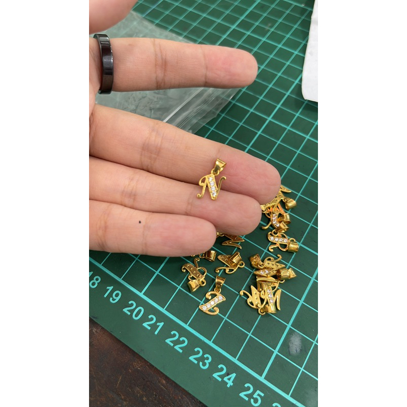Liontin emas asli huruf n kubus hadiah ultah