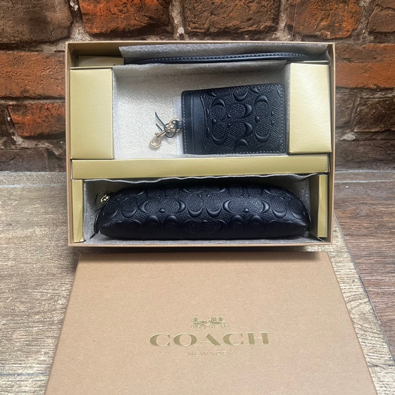 

Coach CF467 Boxed Signature Pencil Case And Id Lanyard Set (New in Box)