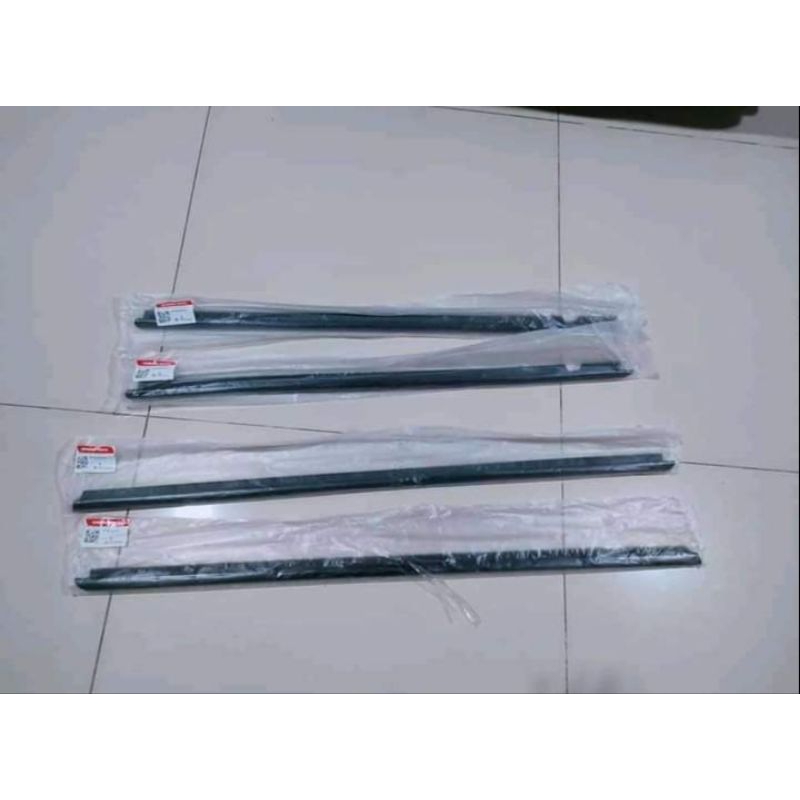pelipit kaca luar pintu Daihatsu mobil Sirion 2011 sampai 2016 origina
