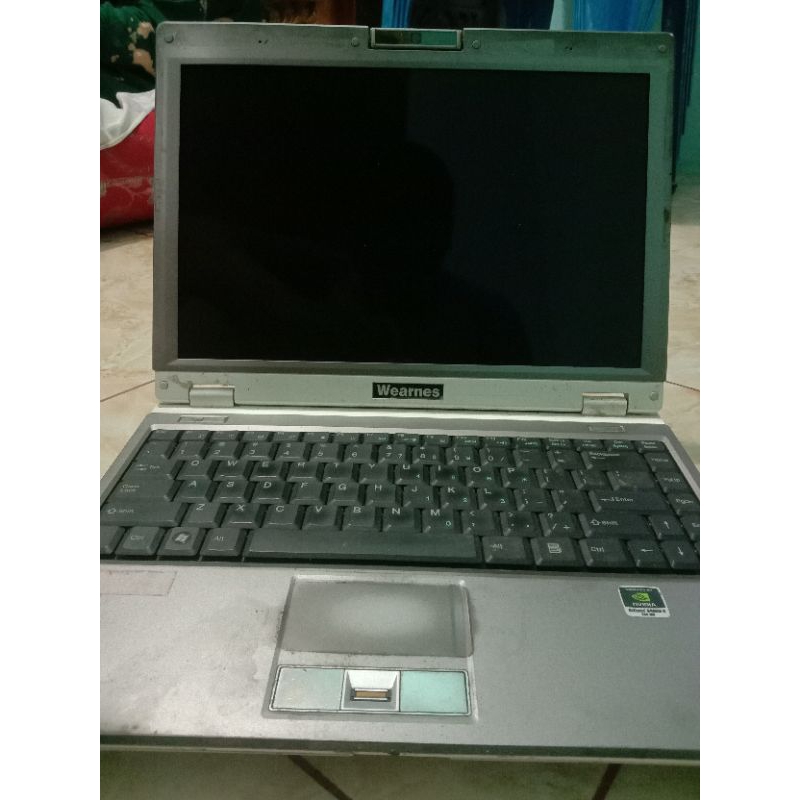 Laptop Wearnes Mati. Mesin Hidup.