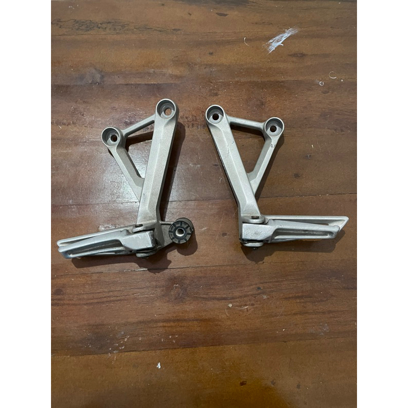 postep belakang cb 150 r led k15 original dudukan footstep belakang cb 150 r led k15 original