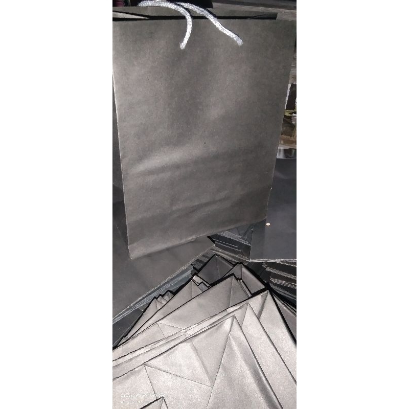 

tas kertas hitam ukuran 20 x 10 x 25
