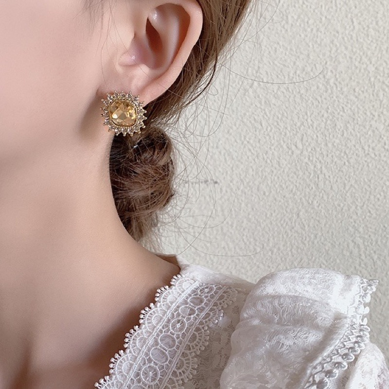 Avery crystal earrings / anting