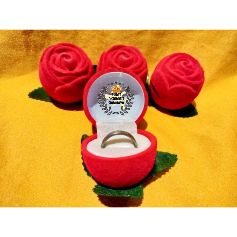 BOX CINCIN PASANGAN ROMANTIS UKIRAN LOVE MAWAR MERAH