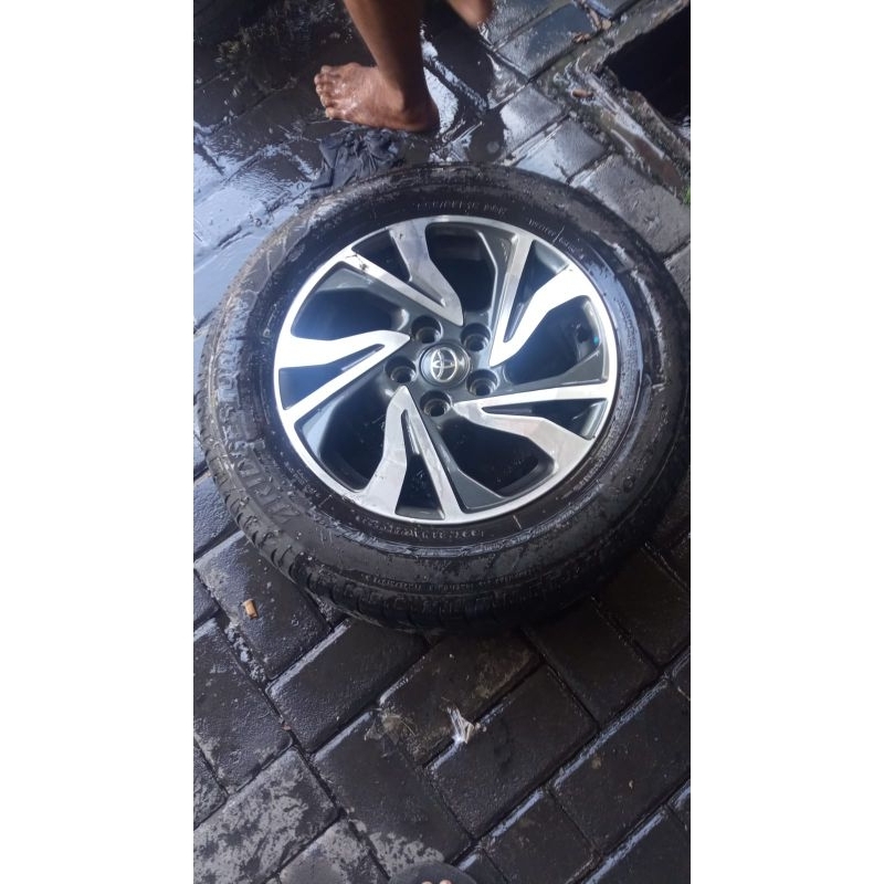 Velg Copotan Mobil Innova R16 Lubang Baut 5 + Ban