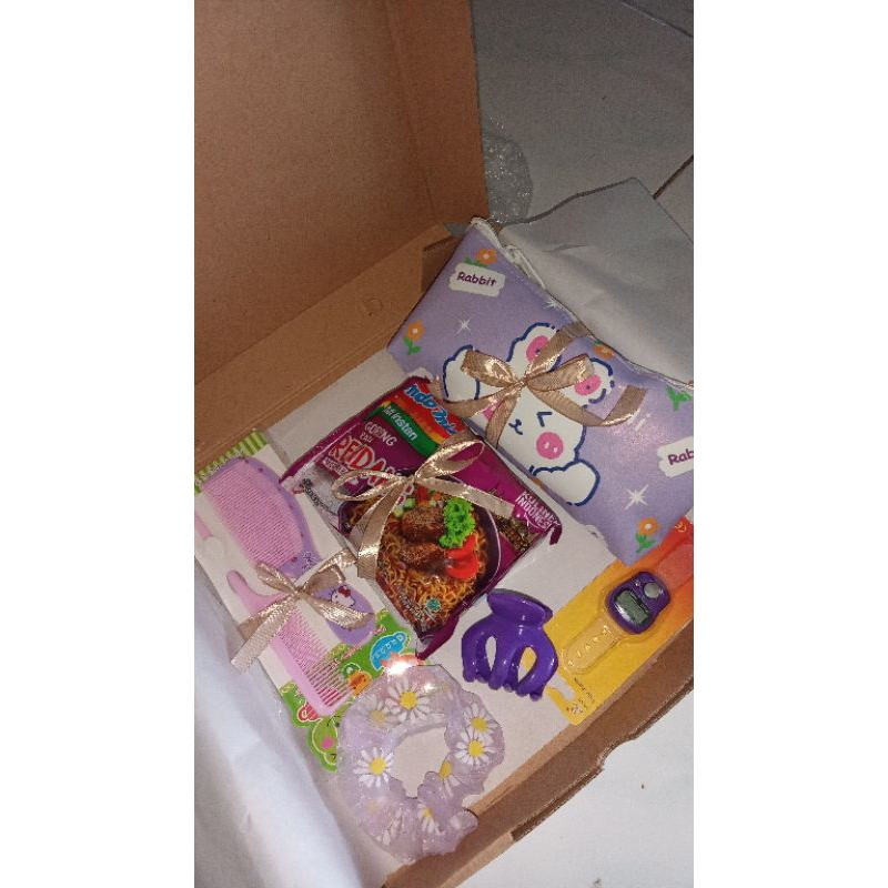 

hampers cewek/ hampers cewek aesthetic/ gift box / kado ulang tahun/ hampers serba ungu/ kado wisuda/ hampers serba ungu