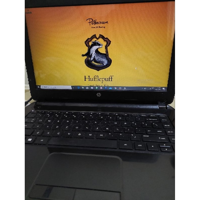 Laptop HP 14 SECOND, 4 gb Ram dan AMD Radeon R2 graphics.