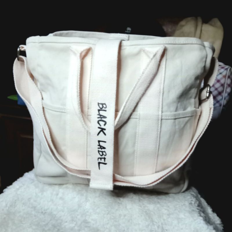 Tas slempang/sling bag black lebel