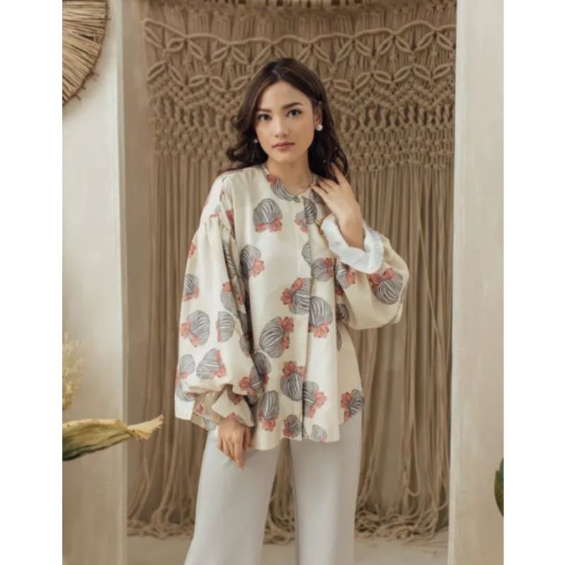 PRELOVED Melissa blouse size M wearing klamby vanilla hijab heaven light heylocal buttonscarves