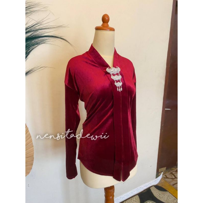 Kebaya Bludru, Model Kartini (Leher V) - Warna Maroon