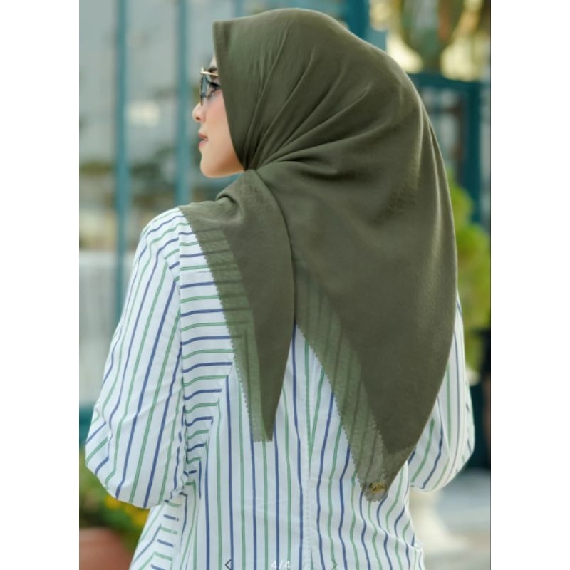 Everyday Tapis Embossed Kale Buttonscarves