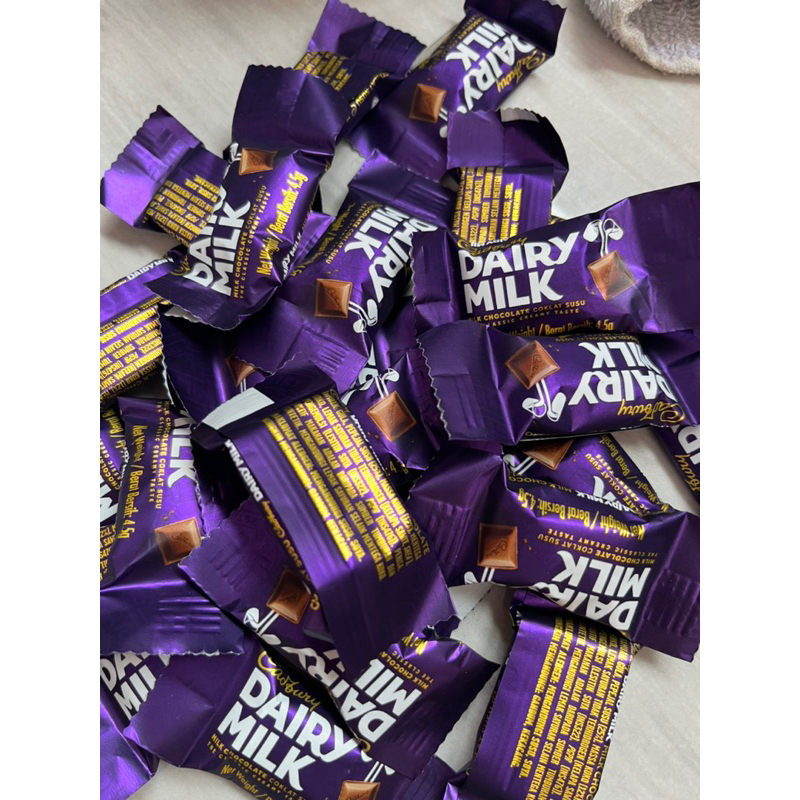 

CemilanBintan ( Cadburry Dairy Milk Beryls harga satuan) 4.5gr