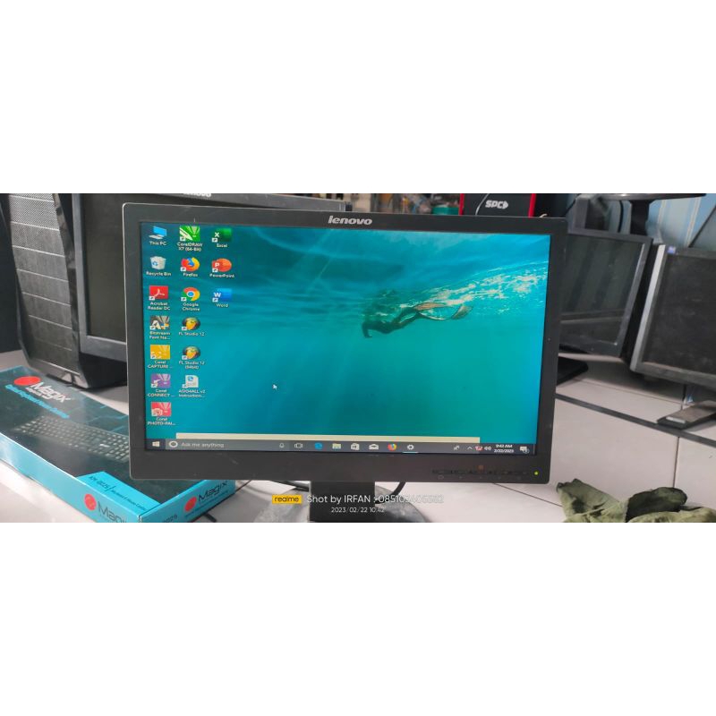 lcd monitor lenovo 19 inch minus agak buram sesuai stok