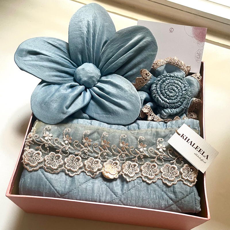 

Khaleela - Gift Set Premium Prayer Set Hampers Mukena Seserahan Paket Akad Kado Hadiah Istri Hari Ibu Souvenir Ulang Tahun Mahar Wisuda