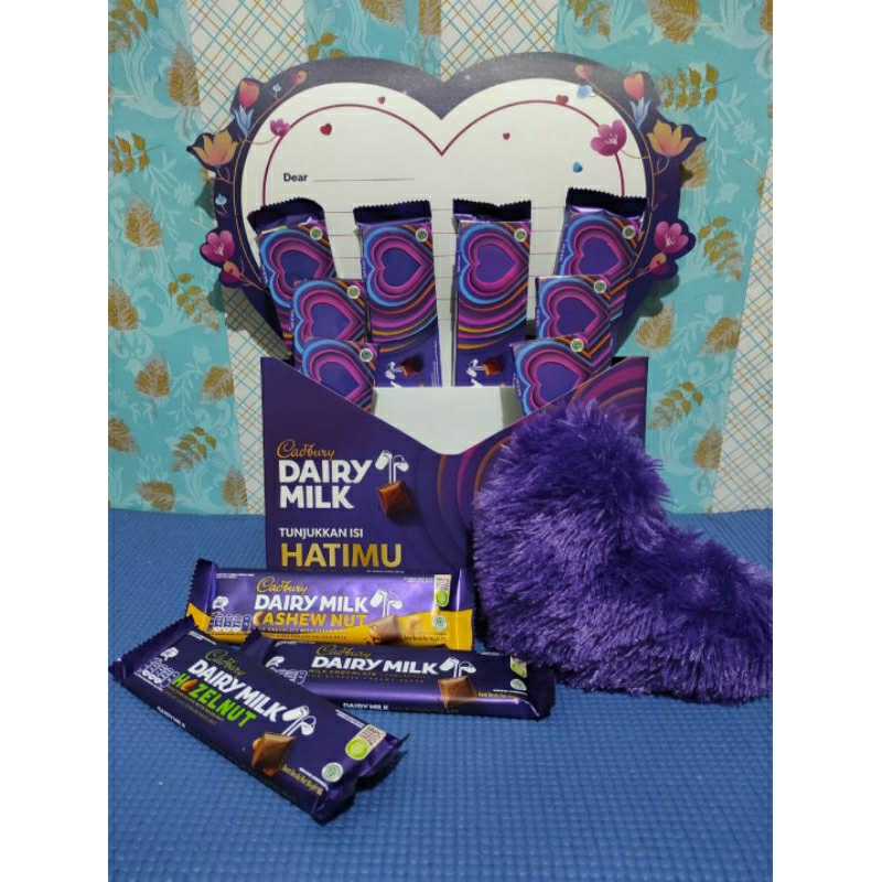 

Cadbury Box Valentine isi 8pc Cadbury + BonekaLove