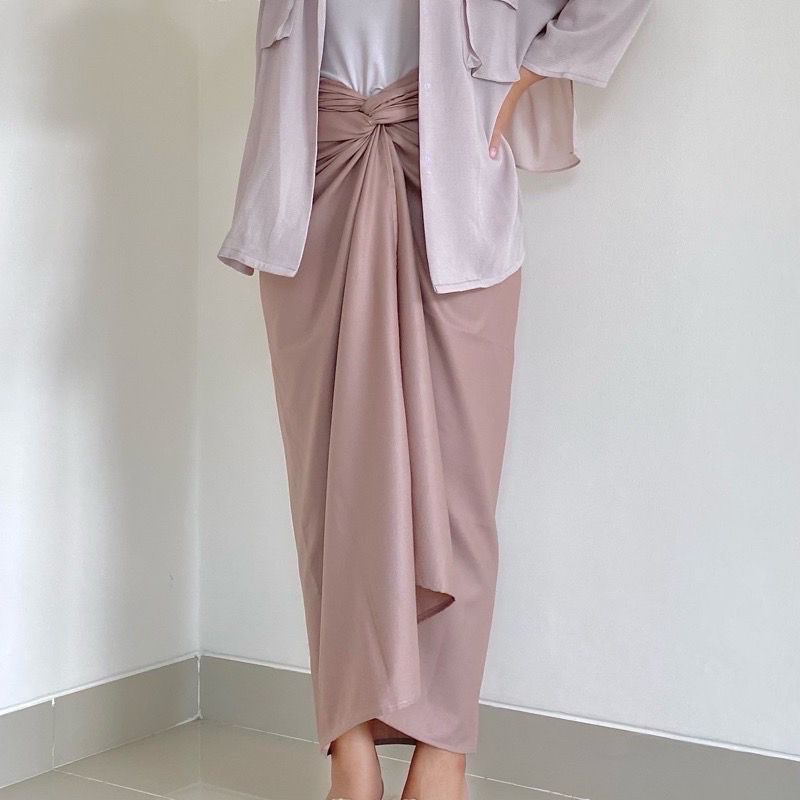 Rok lilit satin // satin wrap skirt // bawahan kebaya // rok polos // rok satin