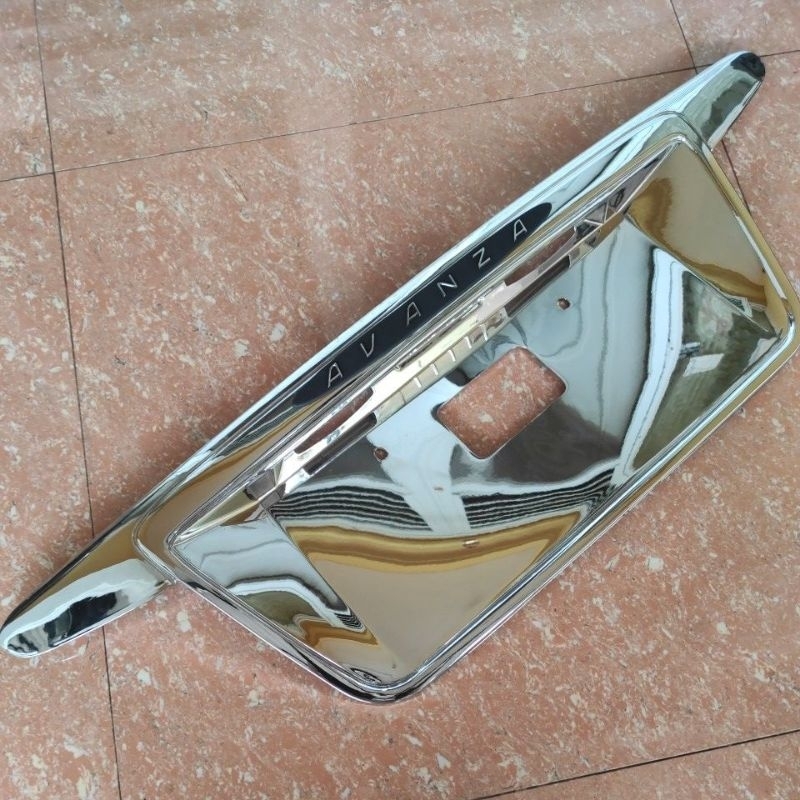 ornamen plat nomor / lis trundlite pintu bagasi belakang toyota avanza / xenia 2004 sampai 2011 chro
