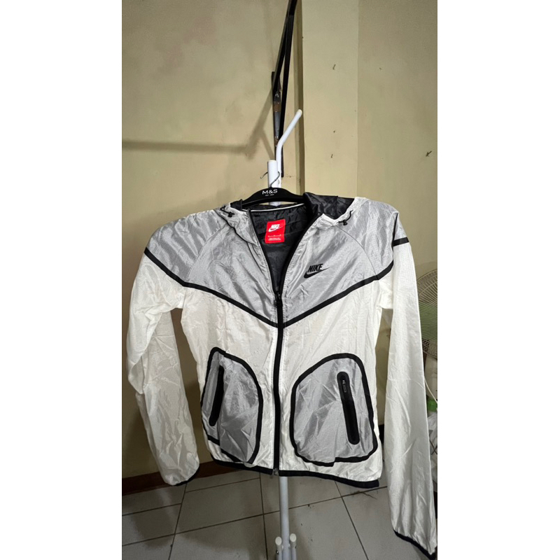 Thirft Jaket Running Merk Nike Warna Putih List Hitam | Preloved | Second Murah