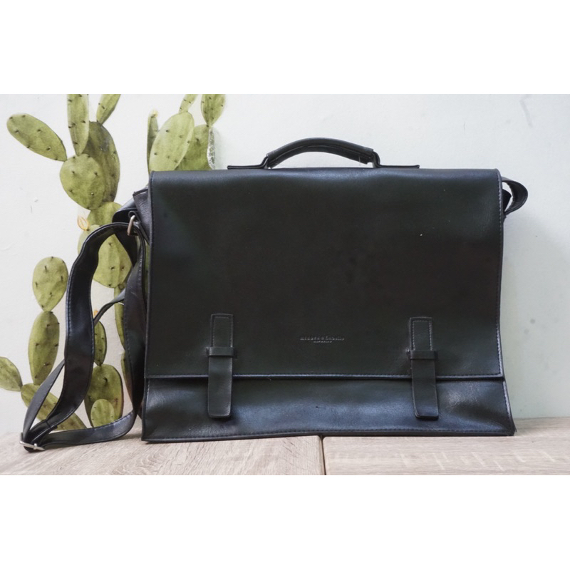 (PRELOVED) Messenger Bag | Menora & Labelle | Hitam