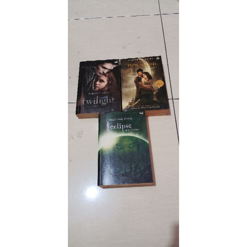 STEPHENIE MEYER-TWILIGHT SERIES.