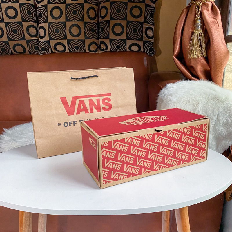 

Paper Bag dan Box Vans Pembungkus Kado Sepatu