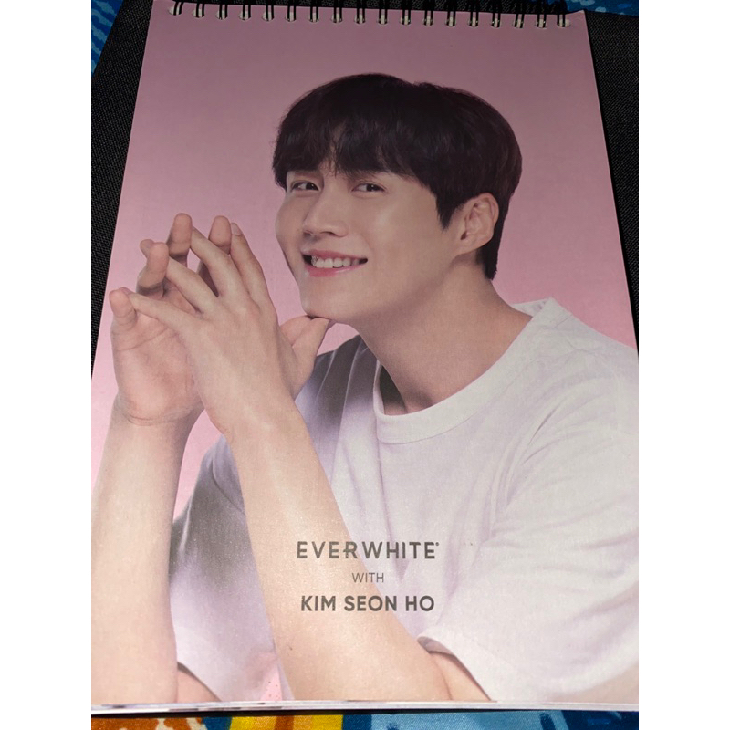 

KALENDER EVERWHITE X KIM SEONHO OFFICIAL