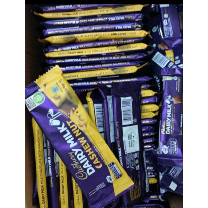 

coklat atau cokelat cadbury dairy milk cashew nut kemasan 62 dan 90 gram