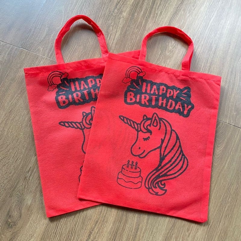 TAS ULTAH ANAK KEKINIAN MOTIF UNICORN MERAH TAS KADO ULTAH MURAH TERPOPULER TERLARIS READY SIAP KIRIM F 25x30