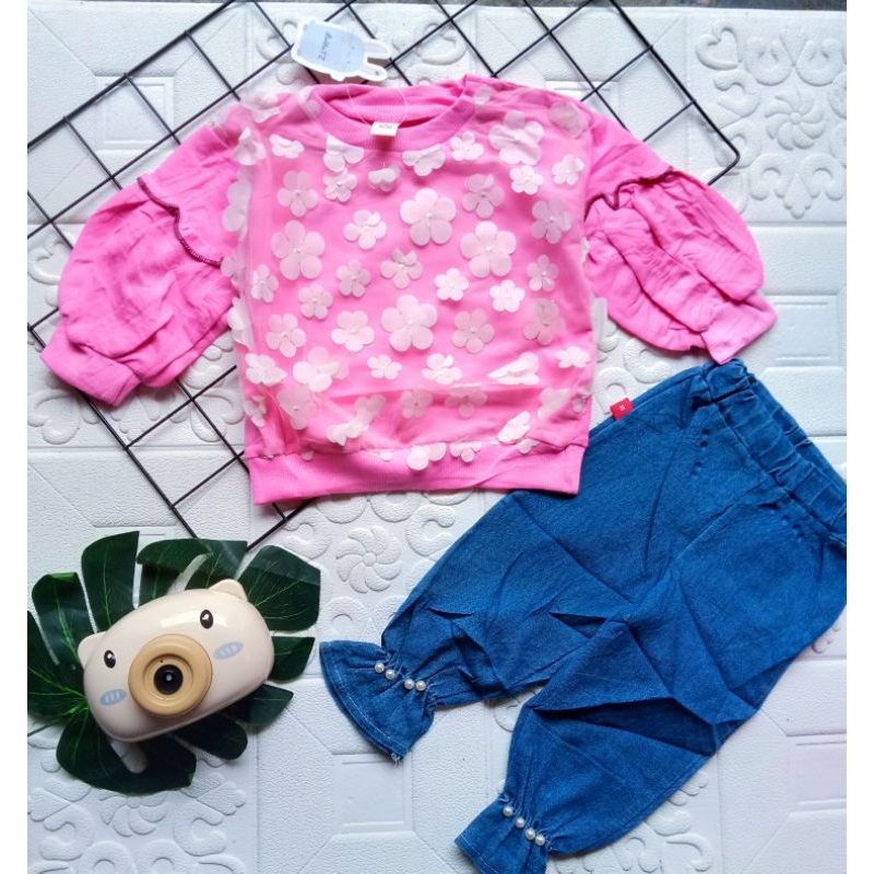 SETELAN CELANA JEANS ANAK PEREMPUAN IMPORT 1-5 TAHUN LENGAN PANJANG / SETELAN ANAK CEWEK IMPORT CELANA JEANS CUTBRAY MUTIARA + SWEATER LOVE BUNGA PITA