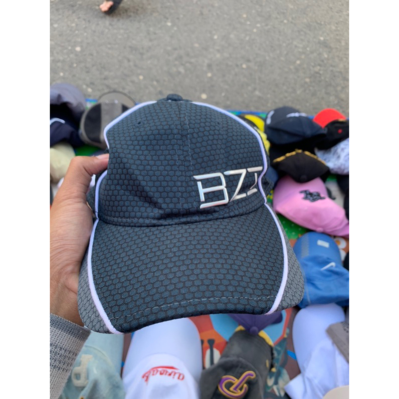 topi new era logo bzi