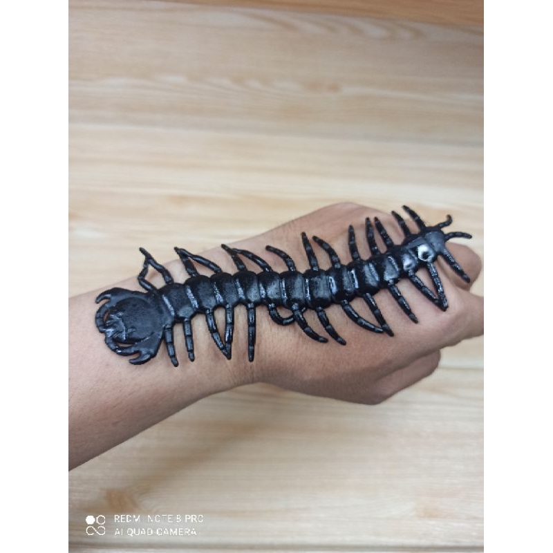 mainan sticky kelabang hitam