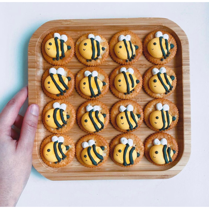 

MERINGUE CRACKER HALF BODY BEE
