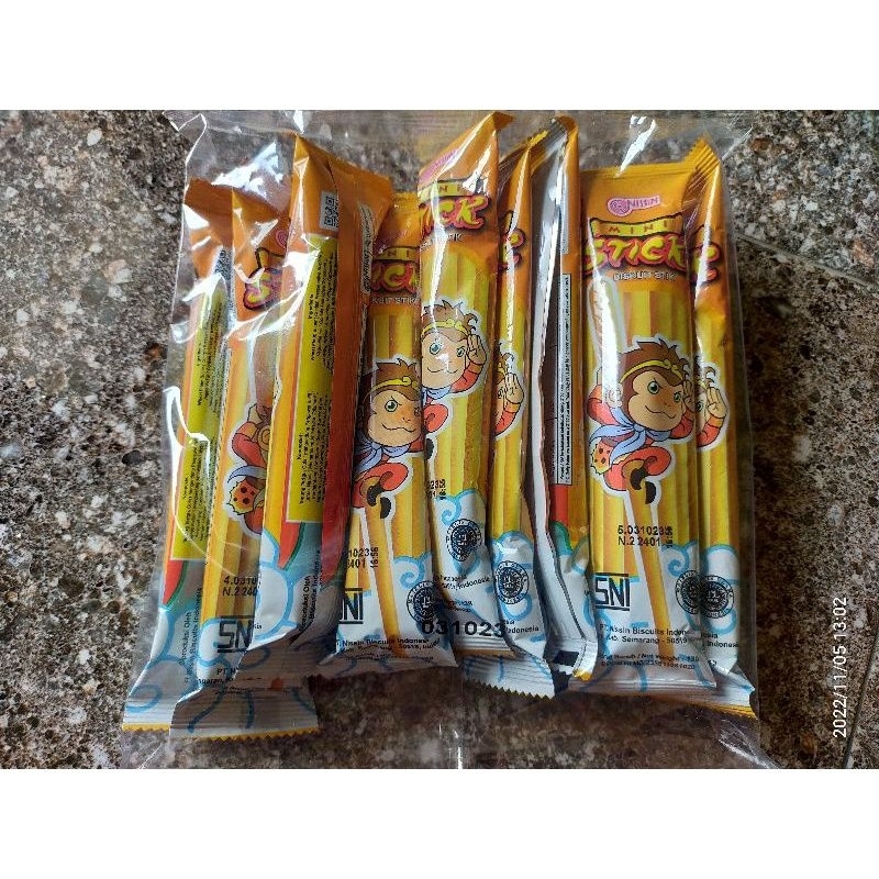 mini stick kuning nissin crackers 1pak isi 10*13gr