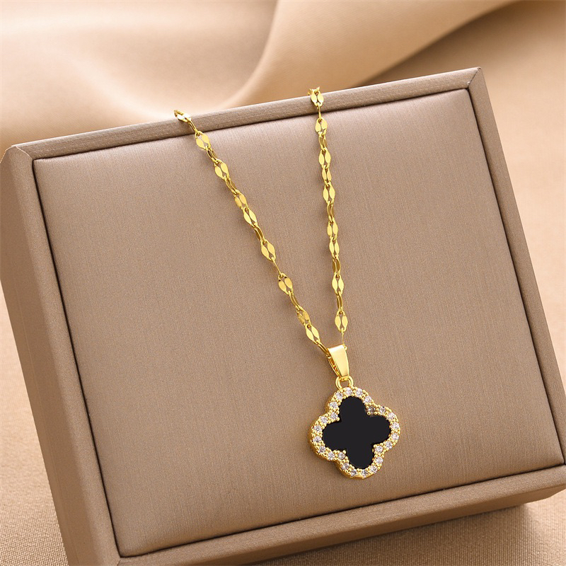 kalung clover titanium cantik