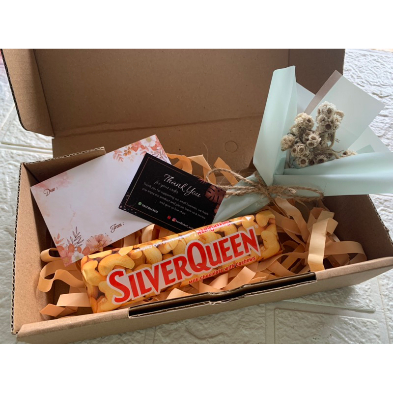 Hampers Silverqueen dengan bunga edelweiiss mini | HANDBUKET_ASTAMBUL