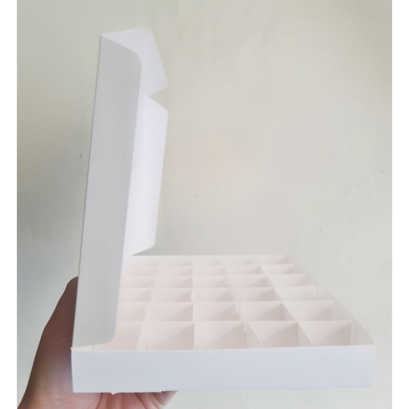 

Dus Mochi Sekat 30 uk. 3.3x3.3x2.5 cm ( 1 pack isi 10 pcs Dus )