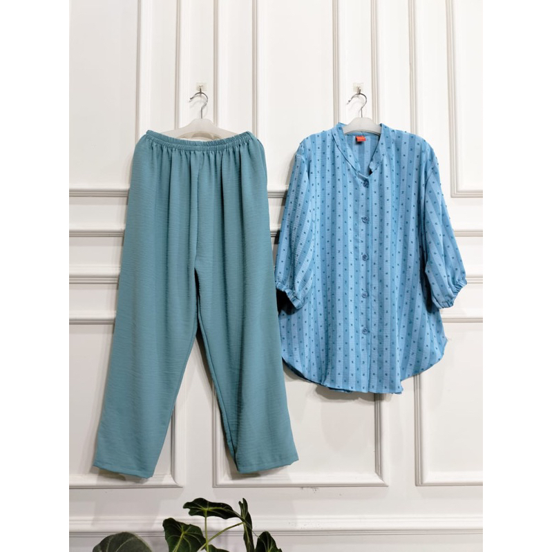 SET WANITA BAHAN AIRFLOW CRINCLE SALUR GARIS/SET WANITA KANCING/STELAN WANITA TERBARU/TERMURAH/ONE SET KEKINIAN/TERVIRAL/COD/JUMBO/BAHAN JATUH/TERHITS/BAJU SANTAI/BAJU NON FORMAL/BAJU SEHARI-HARI/BUSUI/KANCING HIDUP/LIZAM/XXL/ONE SET TERBARU/STELAN WANITA