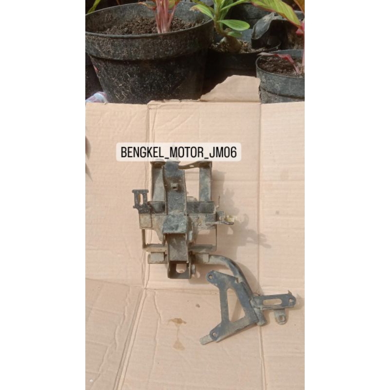 Dudukan tameng vario 125 old